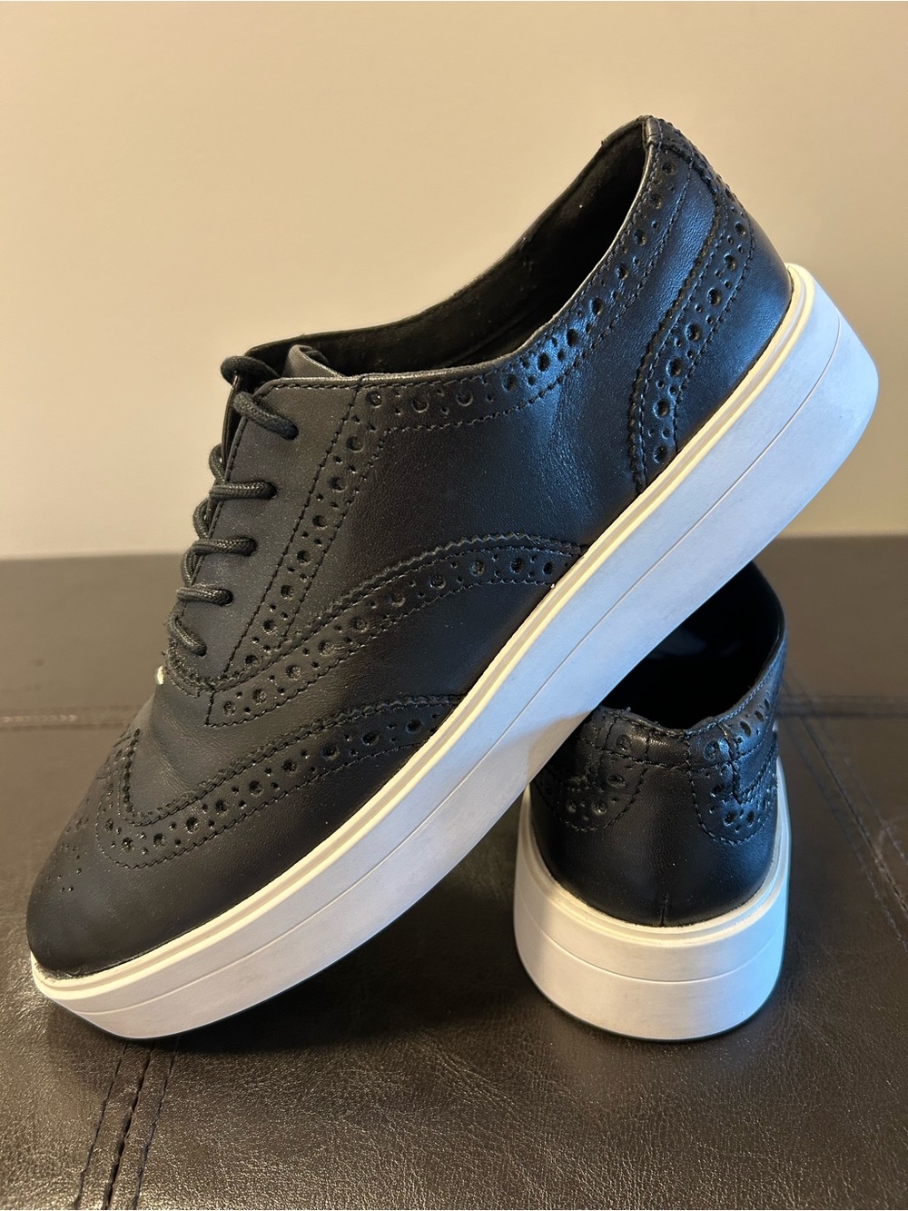 Women’s Clarks Leather Sneakers Size 7.5